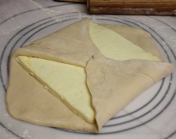 Круассаны с шоколадом.Ингредиенты:310 гр. сливочного масла (не меньше 82% жирности) комнатной ... - 3