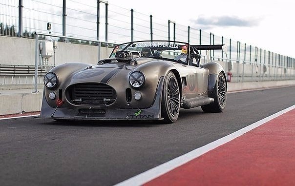 "Shelby Cobra V12"