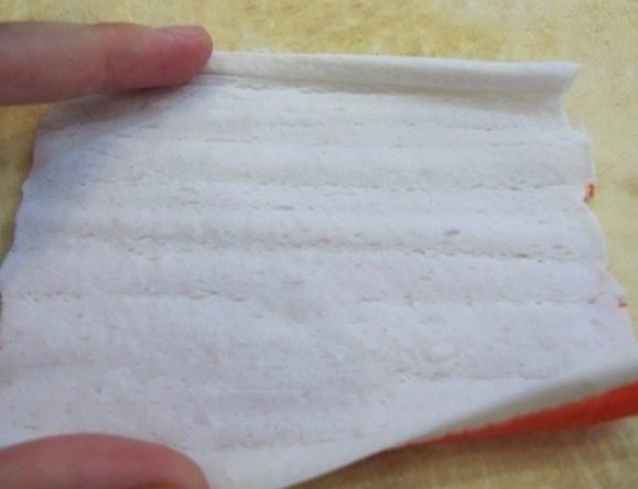 Рулеты из крабовых палочек.Ингредиенты: - одна упаковка крабовых палочек - два куриных яйца - 150 ... - 3