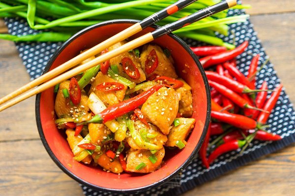Курица гунбао (kung pao) — для самых крепких.Ингредиенты:Куриное филе — 2 шт.Соевый соус — 1 ст. ...