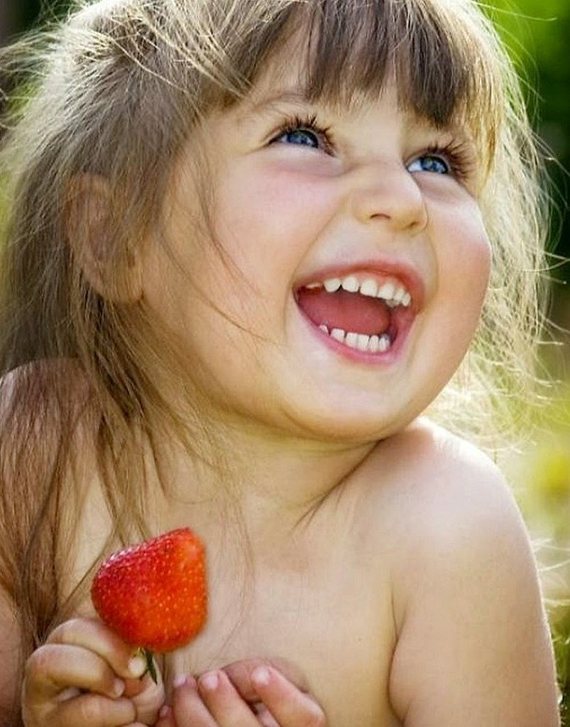 Улыбнись и жизнь улыбкой. Улыбка ребенка. Красивые детишки. Счастливые улыбки детей. Веселая девочка.