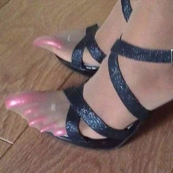 ОЙ!!! У меня только один вопрос: Где она купила такие прочные колготки?!)
