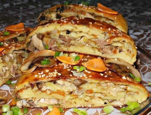 Картофельный рулет с курицей и грибами.Ингредиенты:200 г куриного филе;250-300 г свежих грибов,у ...
