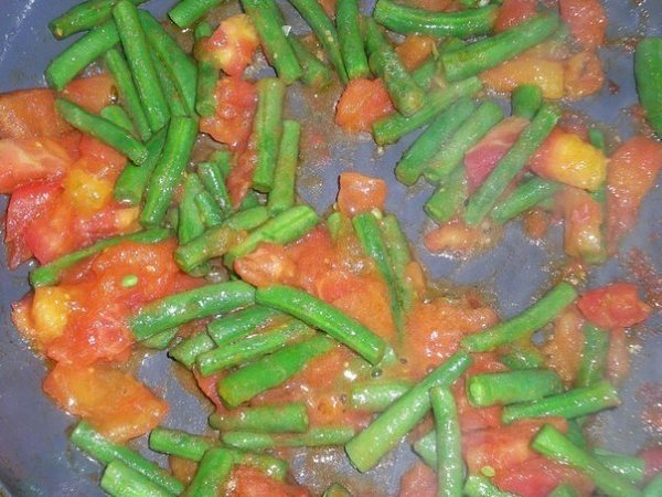 Суп с фрикадельками и кус-кусом.Ингредиенты:Картофель — 2 шт.Сельдерей (черешки) — 2 шт.Фасоль ... - 4