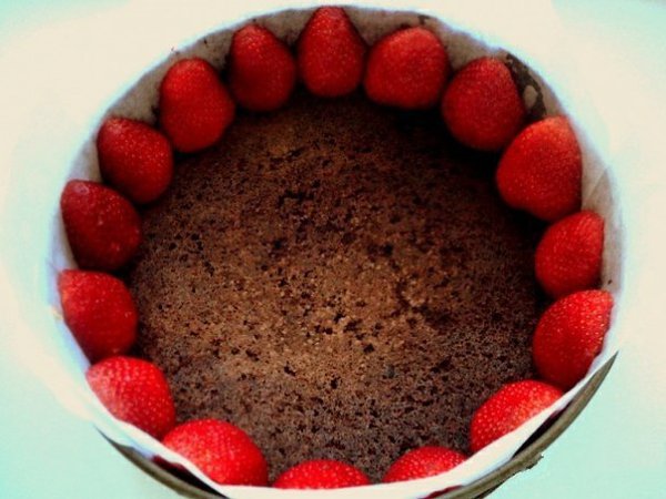 Торт «Клубника и шоколад».Летний торт с клубникой. Очень вкусно!яйца — 1 штсахар — 50 гмука — 40 ... - 5