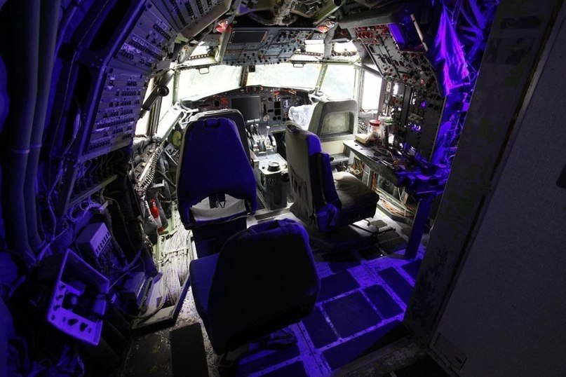        Boeing 727.     ... - 9