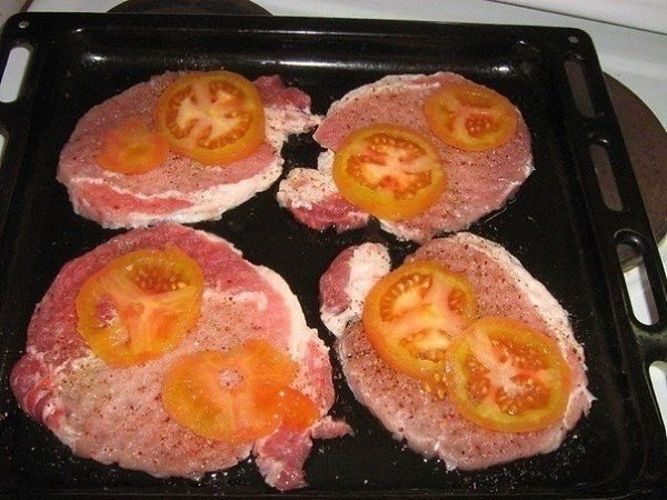 Мясо по-купечески (с грибами).Ингредиенты:- 4 кусочка свинины (карбонат) - 150 гр замороженных ... - 3