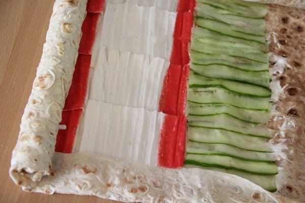 Рулет из лаваша с крабовыми палочками и огурцом.Ингредиенты:Лаваш армянский — 1 шт.Майонез — 2-3 ст. ... - 5