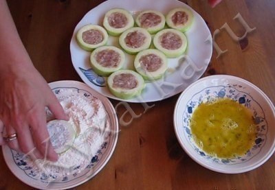 Кабачки с мясом в кляре. Ингредиенты: - 2 – 3 молодых кабачка - 300 г мяса (можно в любом раскладе – ... - 3