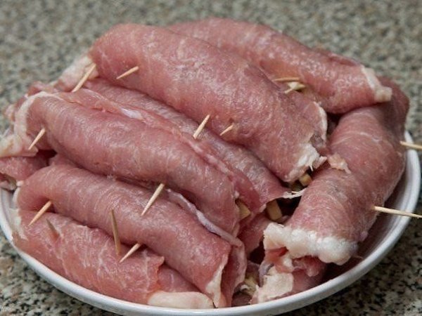 Рулетики мясные к праздничному столу .Ингредиенты: Свиное филе - 700 г. Грибы - 500 г. Лук репчатый ... - 3