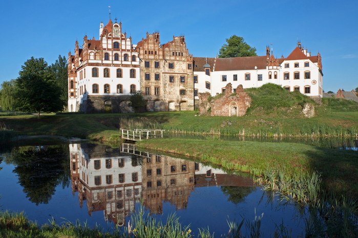   (Schloss Basedow), .  17-        ...