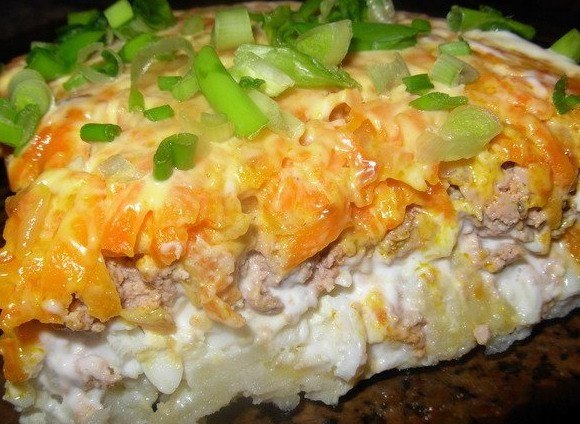 Простой печеночный салатик.Ингредиенты:-1 слой-вареная тертая картошка-2 слой-вареные тертые яйца-3 ...