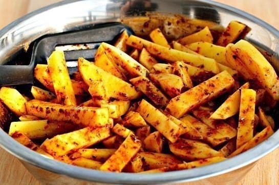 Ароматный картофель фри, запеченный в духовке. Ингредиенты: Большие картофелины — 8 шт. Яичные белки ... - 5