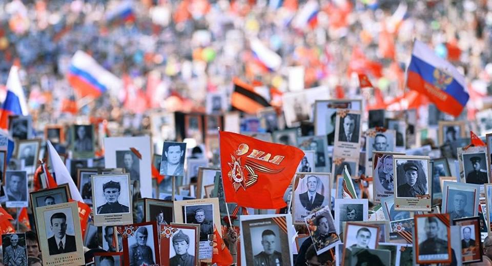 Р. Они, как прежде, снова встали в строй С живыми рядом, стройными рядами. И на параде каждый здесь ...