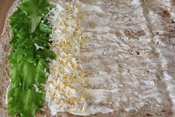 Рулет из лаваша с крабовыми палочками и огурцом.Ингредиенты:Лаваш армянский — 1 шт.Майонез — 2-3 ст. ... - 3