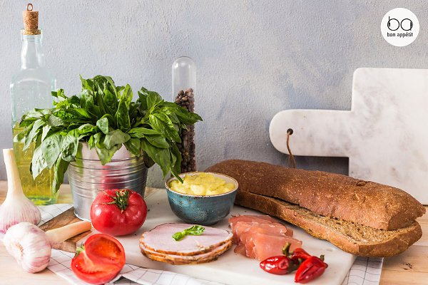 Быстрый сэндвич.Ингредиенты:Салями — 200 гВетчина — 200 гВяленое мясо — опциональноМоцарелла — по ...