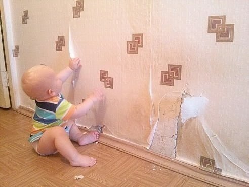 Бабушка еще не знает, что внук начал незапланированный ремонт