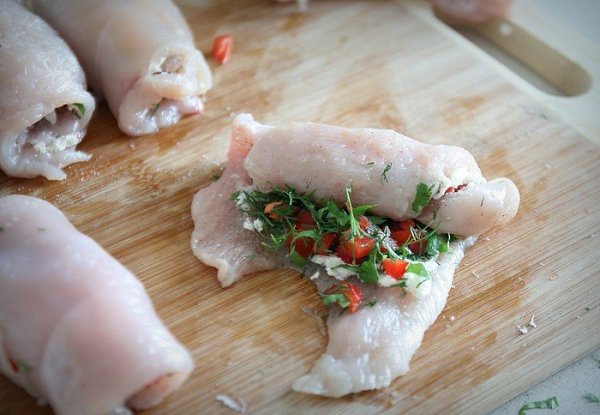 Куриные рулетики в беконе.Ингредиенты:Куриные грудки или очищенные филе - 2 шт.1 коробочка ... - 5