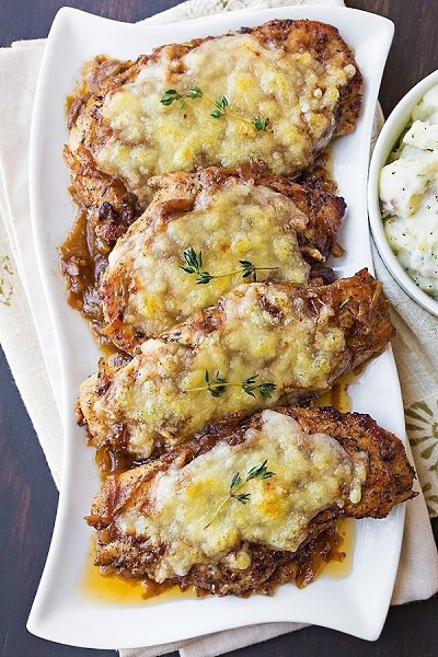 Куриные грудки с карамельным луком.Ингредиенты:Куриные грудки без кожи и без костей, разрезать ...