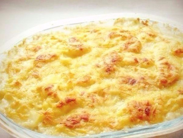 Курица под шубой в духовке.Ингредиенты:Куриное филе — 350 гКартофель — 3 шт.Лук — 2 шт.Масло ...