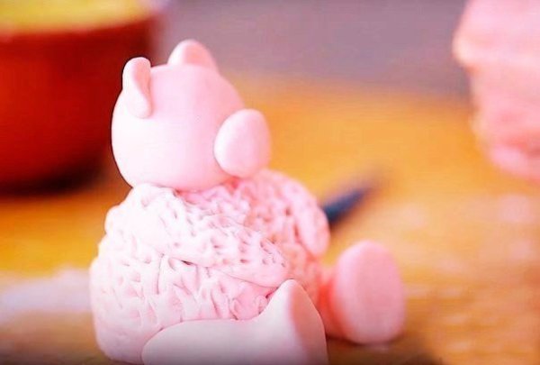 КАК ПРИГОТОВИТЬ МАСТИКУ И СДЕЛАТЬ ФИГУРКИ.ИНГРЕДИЕНТЫ: Лимонный сок – 5 грамм Масло Сливочное – 20 ... - 7