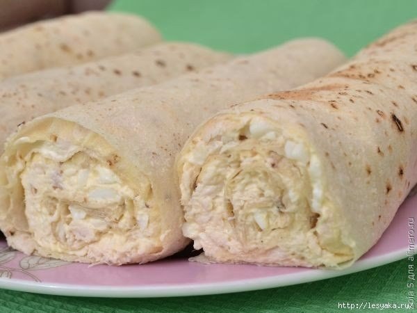 Закусочные рулеты из лаваша.1. Рулеты из лаваша с курицей и плавленым сырком.Ингредиенты:— лаваш — 2 ...