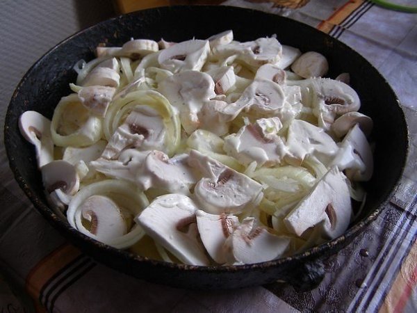 Овощная запеканка.Ингредиенты:Картофель — 6 шт.Лук репчатый — 2 шт.Грибы белые — 100 гПомидоры — 2 ... - 4