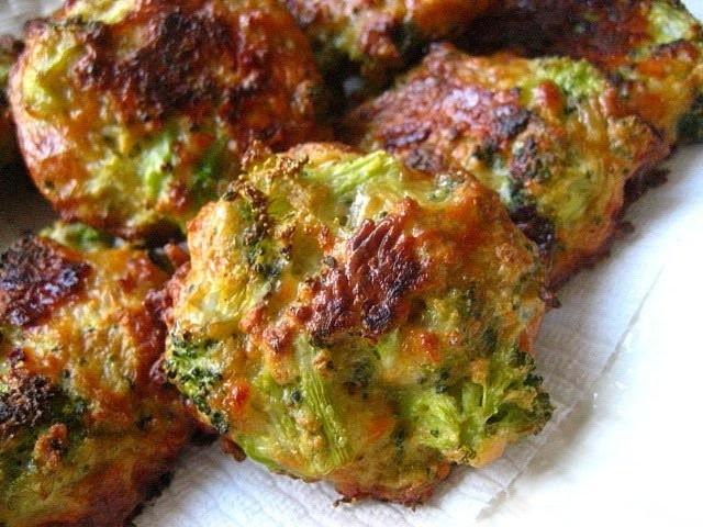 ))).Куриные котлеты с брокколи и сыромИнгредиенты:500 г куриного фарша1 среднее соцветие брокколи150 ...