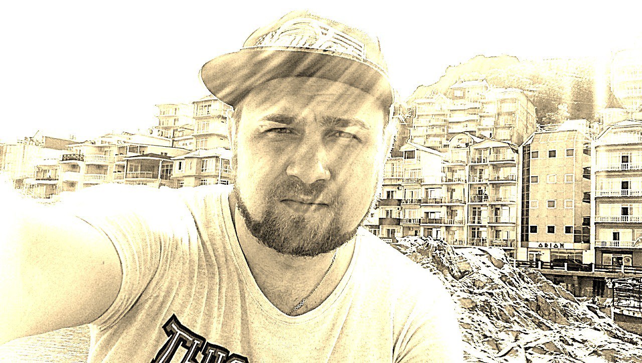 Представьте себе следующую картину. Бок о бок трудятся три каменщика. Каждый из них берет камень, ...
