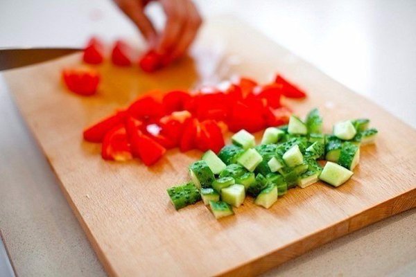 Салат с кусочками семги.Ингредиенты:Микс салата с корнеплодами — 150 гСоль — по вкусуПерец — по ... - 3