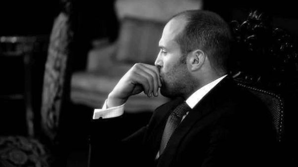 Я никого никогда не держу... Потому что тот, кто любит - все равно останется, а тот, кто не любит - ...