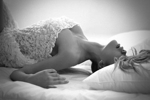 — А ну-ка быстренько поднялась, отряхнулась и вперед с высоко поднятой головой. — Не могу, больно ...