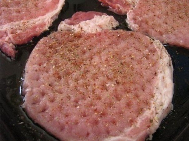 Мясо по-купечески (с грибами).Ингредиенты:- 4 кусочка свинины (карбонат) - 150 гр замороженных ... - 2