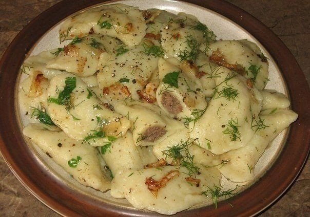 Картофельные вареники с куриной печенью. Ингредиенты: Для теста: 4-5 картофелин, сваренных в мундире ...