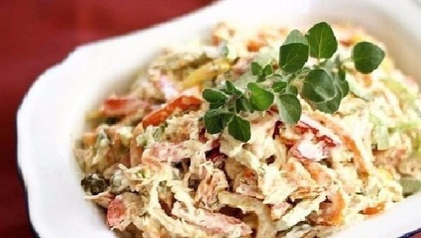 9 вкуснейших салатов на каждый день! Подборка: 1. Салат с сухариками. 2. Салат с копченым сыром. 3. ... - 3