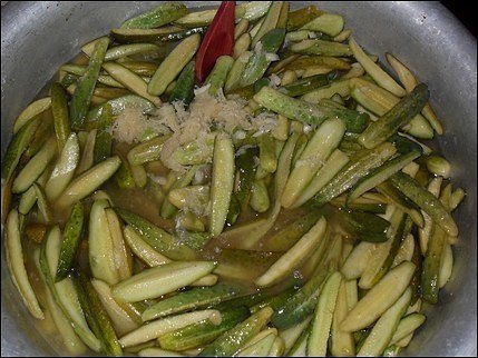 ОГУРЦЫ В ГОРЧИЧНОЙ ЗАЛИВКЕ.ИНГРЕДИЕНТЫНа банки емкостью 0,5 л:Огурцы - 4 кгСахар - 1 стаканУксус 9% ... - 6