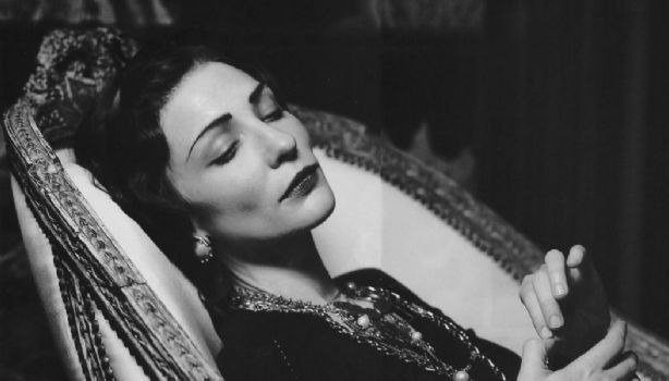 10 ПРАВИЛ COCO CHANEL. 1. Брюки делают женщину свободной. 2. Идеальная юбка должна закрывать колени. ...