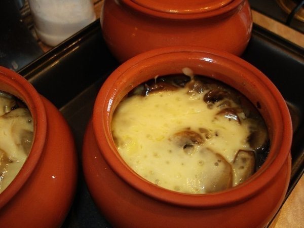 Мясо в горшочке с картофелем и сыром.Мясо в горшочке — простое в приготовлении блюдо. Ваши родные и ...