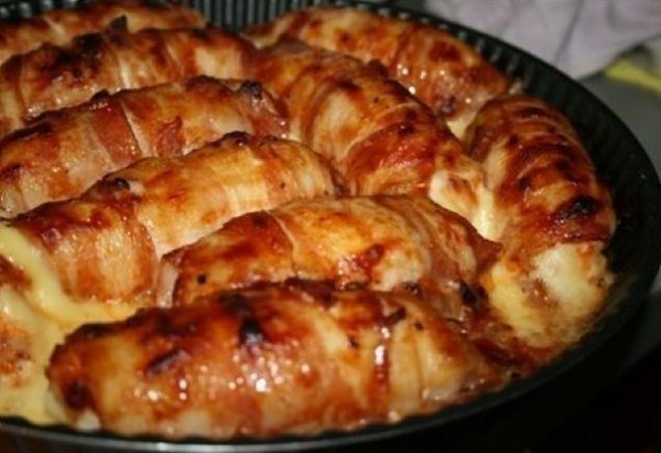 Куриные рулетики с копченым сыром.Ингредиенты:- куриная грудка- бекон (тонкие полоски)- копченый ...