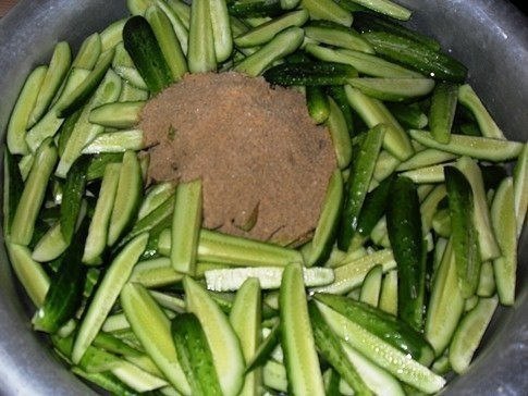 ОГУРЦЫ В ГОРЧИЧНОЙ ЗАЛИВКЕ.ИНГРЕДИЕНТЫНа банки емкостью 0,5 л:Огурцы - 4 кгСахар - 1 стаканУксус 9% ... - 4