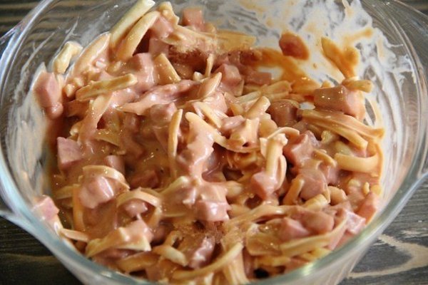Горячие бутерброды с колбасой, сыром и яйцом. Горячие бутерброды можно приготовить на завтрак, для ... - 6