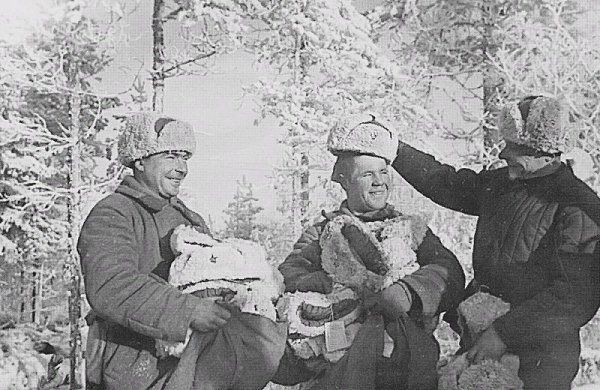 Раздача шапок-ушанок бойцам РККА на передовой. Карельский перешеек. Январь 1940.Автор: Всеволод ...
