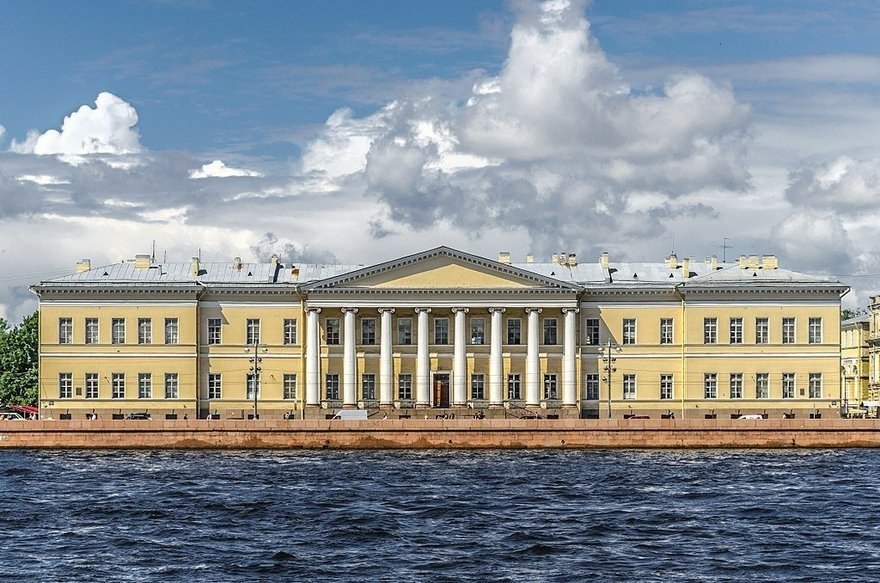 Дворцы на университетской набережной