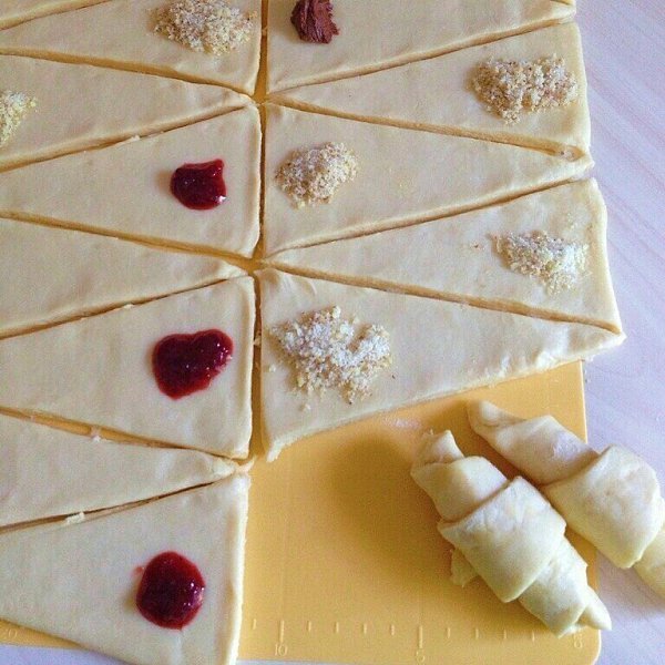 РОГАЛИКИ. Очень вкусные, мягкие, рассыпчатые рогалики, просто тают во рту. Для теста 1: сметана - ... - 3