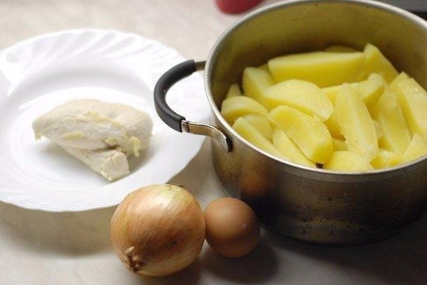 Картофельные котлеты с курицей.Приготовление:Заранее отварена куриная грудка (но может быть любая ... - 2