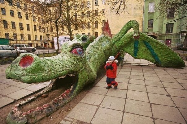 Необычные питерские дворы. Здесь вы можете найти и мозаики из кусочков цветного стекла, сказочные ...
