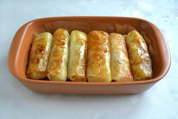Постные голубцы с рисом.Ингредиенты:Капуста белокочанная - 1 кочанРис - 250 гШампиньоны ... - 6