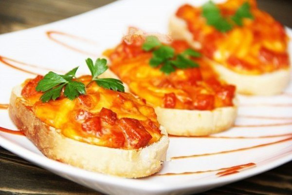 Горячие бутерброды с колбасой, сыром и яйцом. Горячие бутерброды можно приготовить на завтрак, для ... - 9