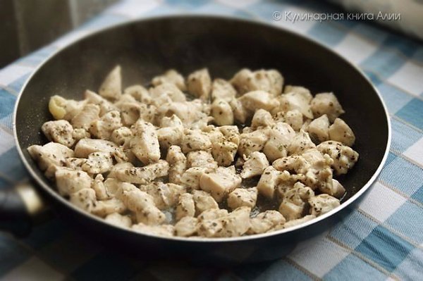 Салат с курицей и кукурузой. Ингредиенты: 2 куриных филе 1 банка консервированной кукурузы 1 банка ... - 2