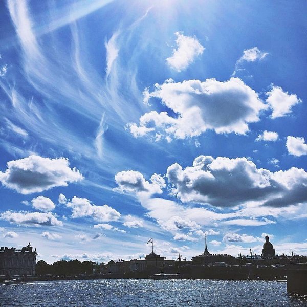 Нереально красивое небо над весенним Петербургом.